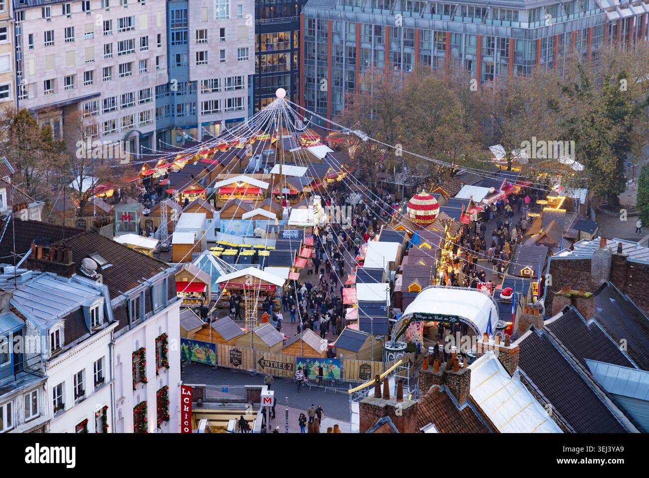 Marché de Noël Lille ; étals vue d'en haut ; Lille France. Marché de Noël Europe. Banque D'Images