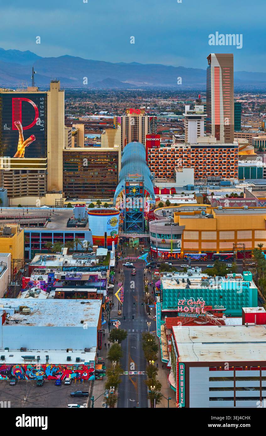 Aerial Fremont Street Las Vegas Downtown Hotels et Skyline à la tombée de la nuit Banque D'Images