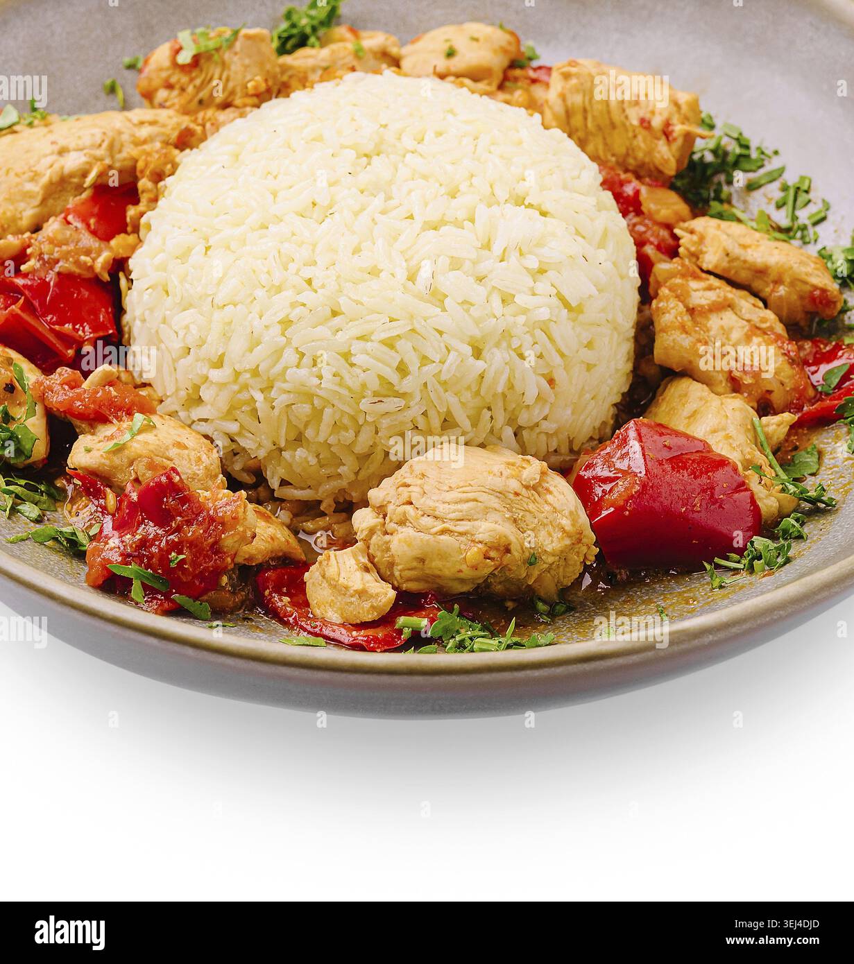 Nourriture, Une délicieuse assiette de ragoût de poulet fait avec des morceaux tendres de poulet, des poivrons colorés et du riz moelleux. Le plat est garni de h frais Banque D'Images