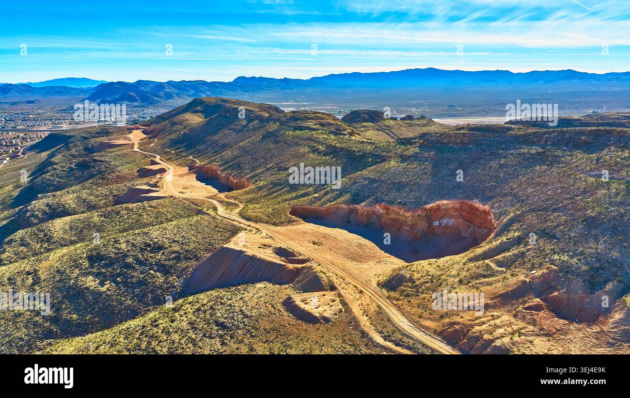 Aerial Desert Hills Back Country Road et Open Landscape près de Las Vegas Nevada Banque D'Images