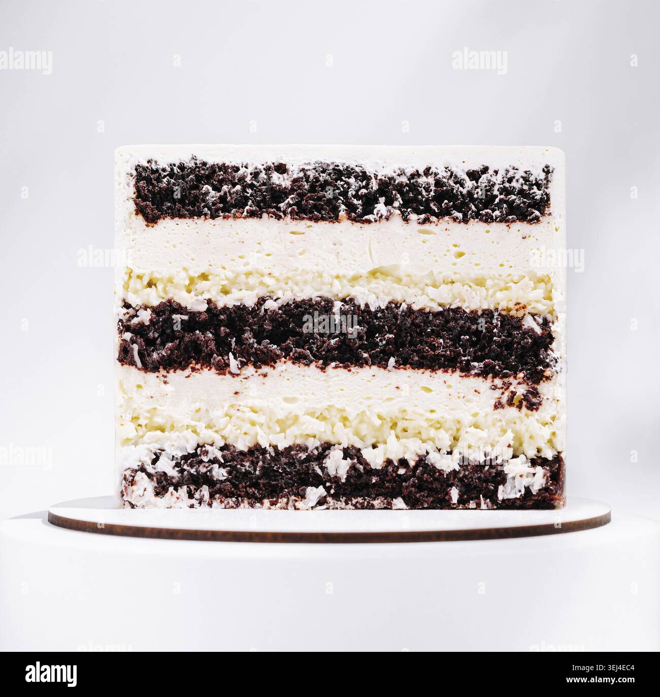 Nourriture, ce dessert comprend un gâteau superposé avec des rayures alternées de chocolat et de glaçage à la vanille. Il est assis sur un simple stand, showcasi Banque D'Images