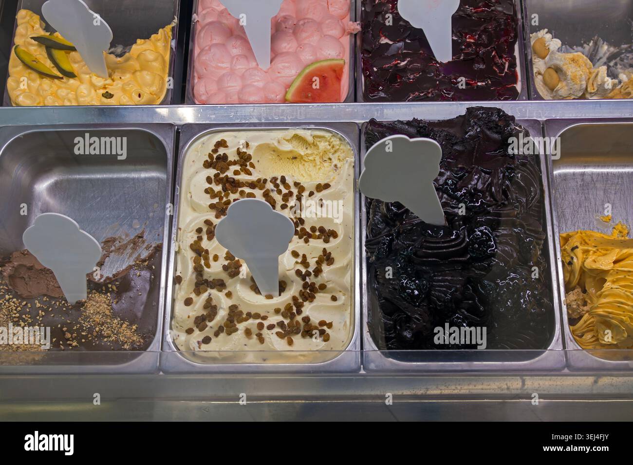 Présentation de saveurs de crème glacée savoureuses et colorées en vitrine Banque D'Images