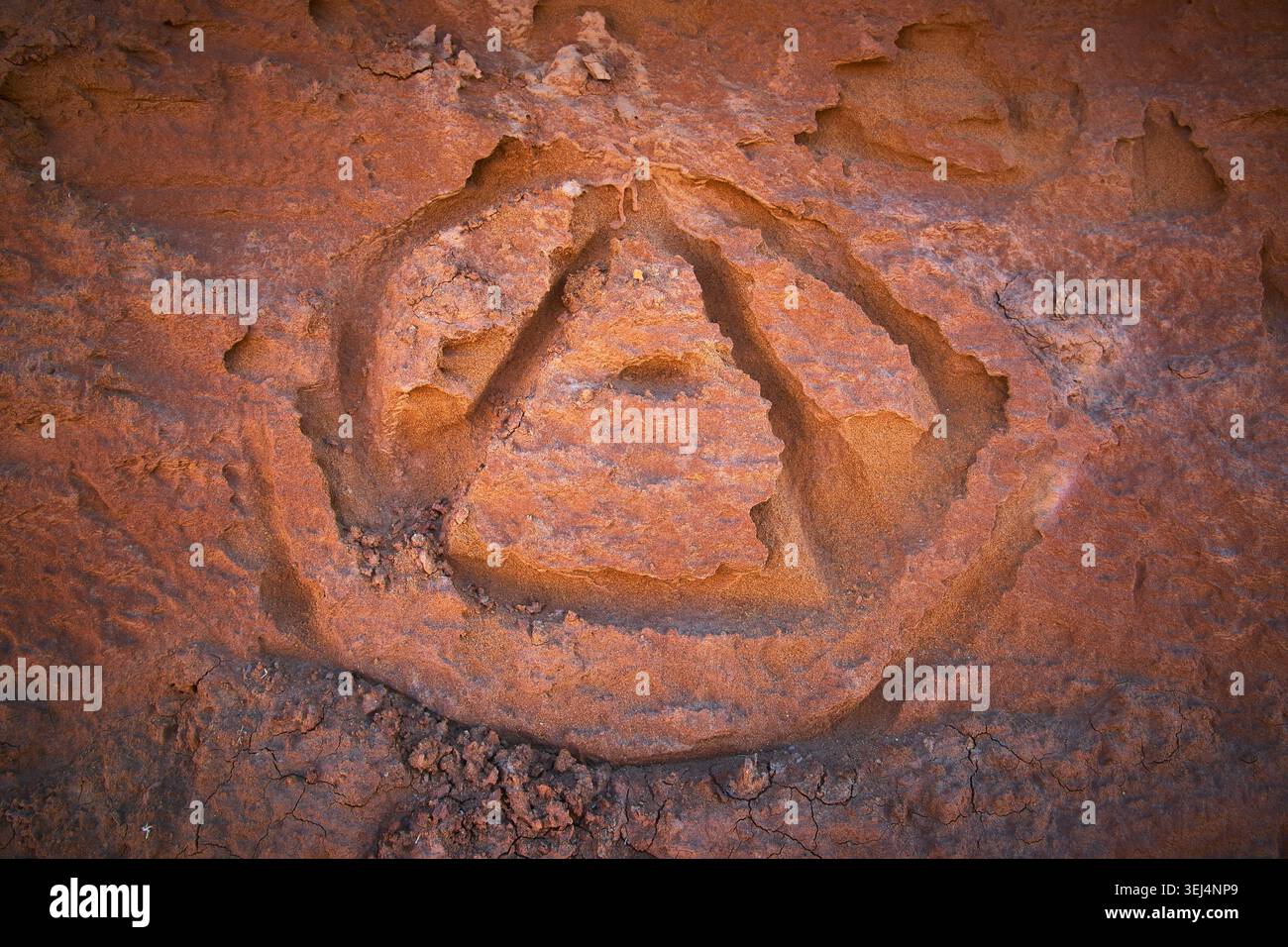 Sculpture pyramidale dans la texture grès rouge gros plan sur le désert du Nevada Banque D'Images
