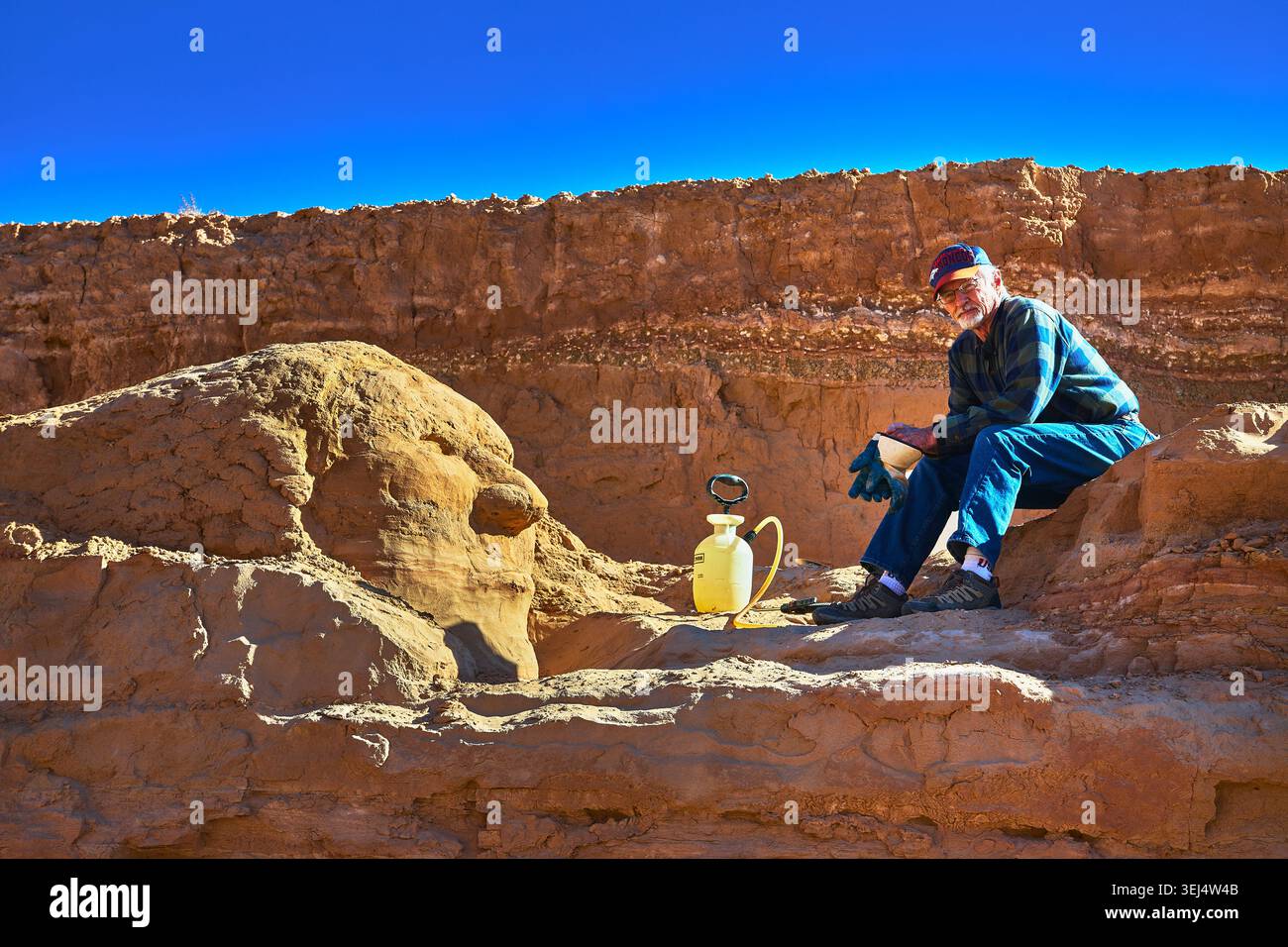 Artiste et Rock Carving dans le paysage du désert avec Blue Sky dans le Nevada Banque D'Images