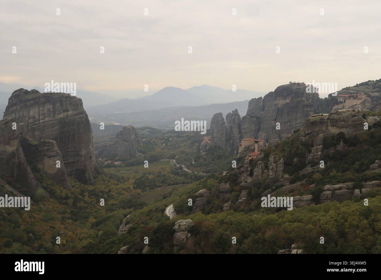 Vue sur les monastères de Saint-Nicolas Anapafsas, Roussanou, Great Meteoron et Varlaam Banque D'Images