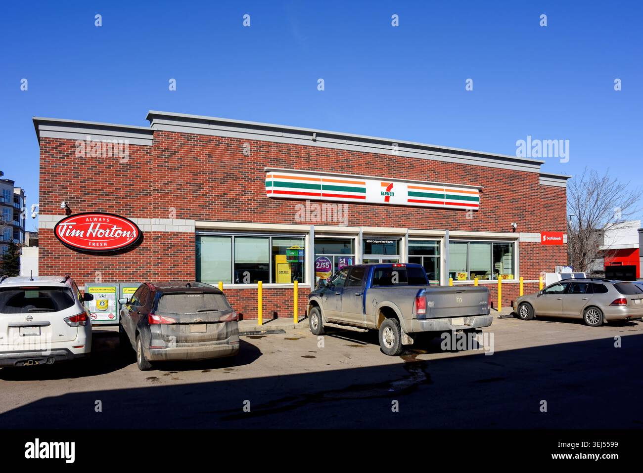 Edmonton, Canada - 4 avril 2025 : dépanneur 7-11 avec kiosque Tim Hortons à Edmonton. Banque D'Images