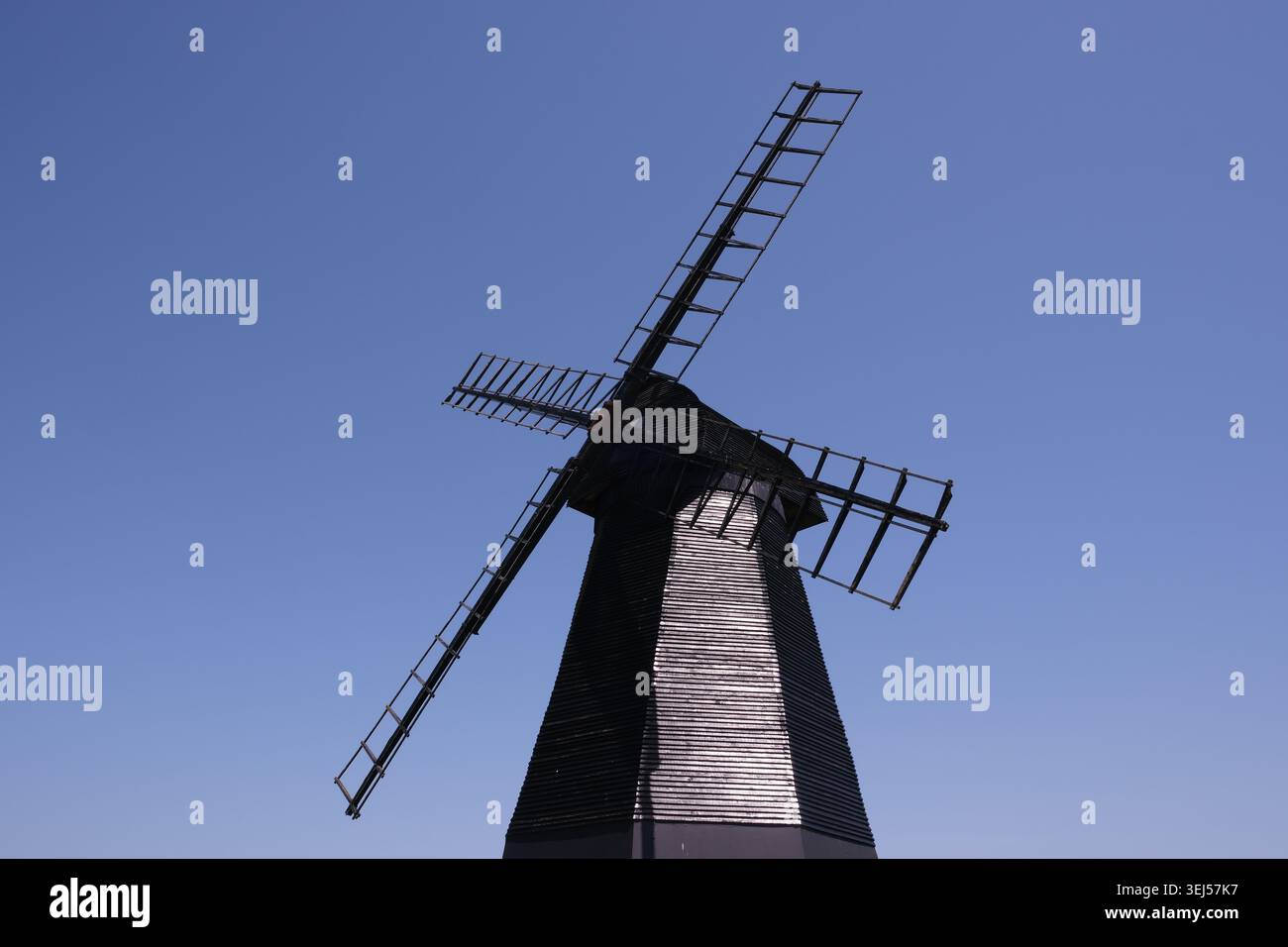The Old Windmill, un moulin à vent en bois noir sur Beacon Hill Rottingdean East Sussex, Angleterre Royaume-Uni Banque D'Images