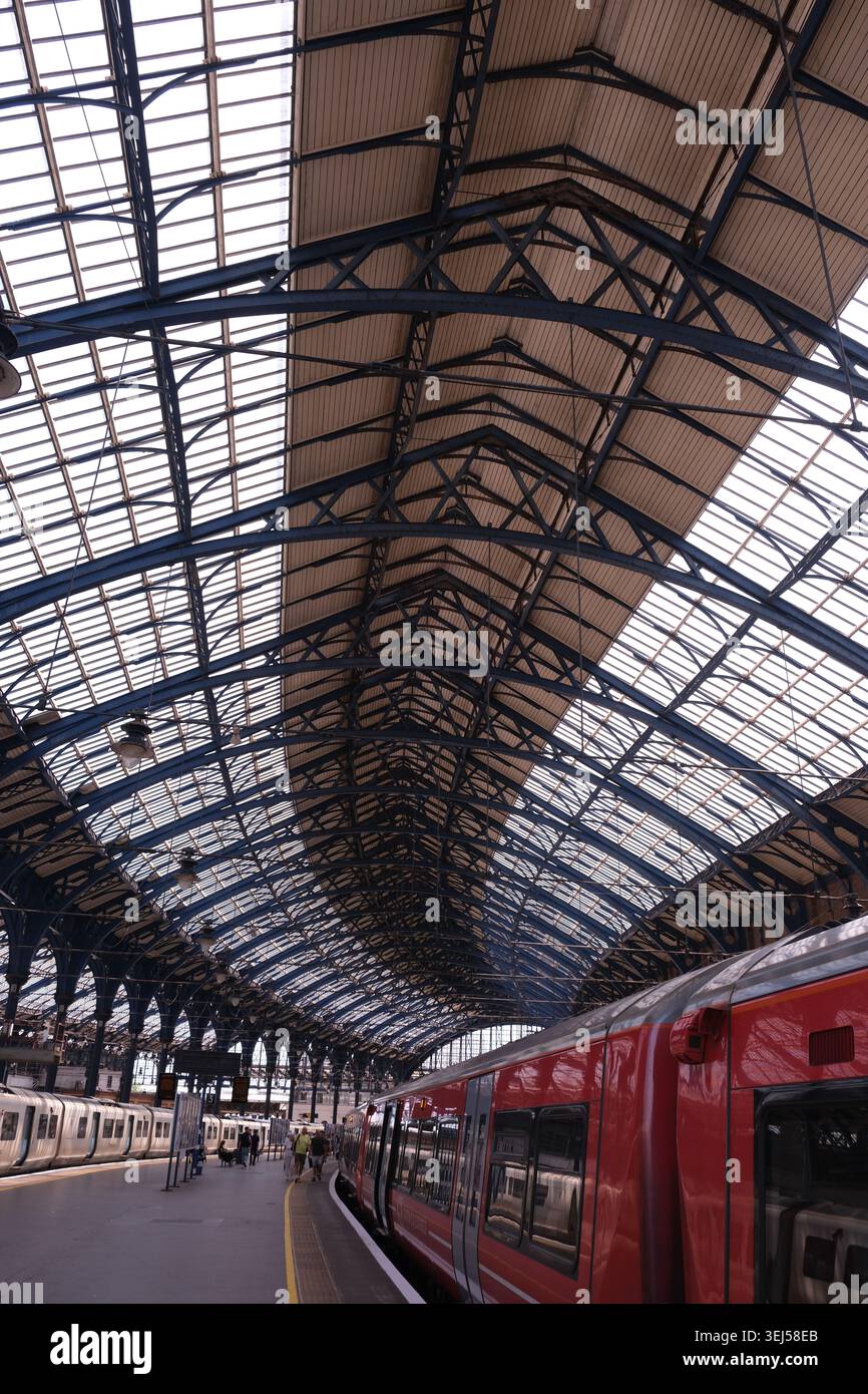 Les quais et le toit vitré du terminus de la gare de Brighton Banque D'Images