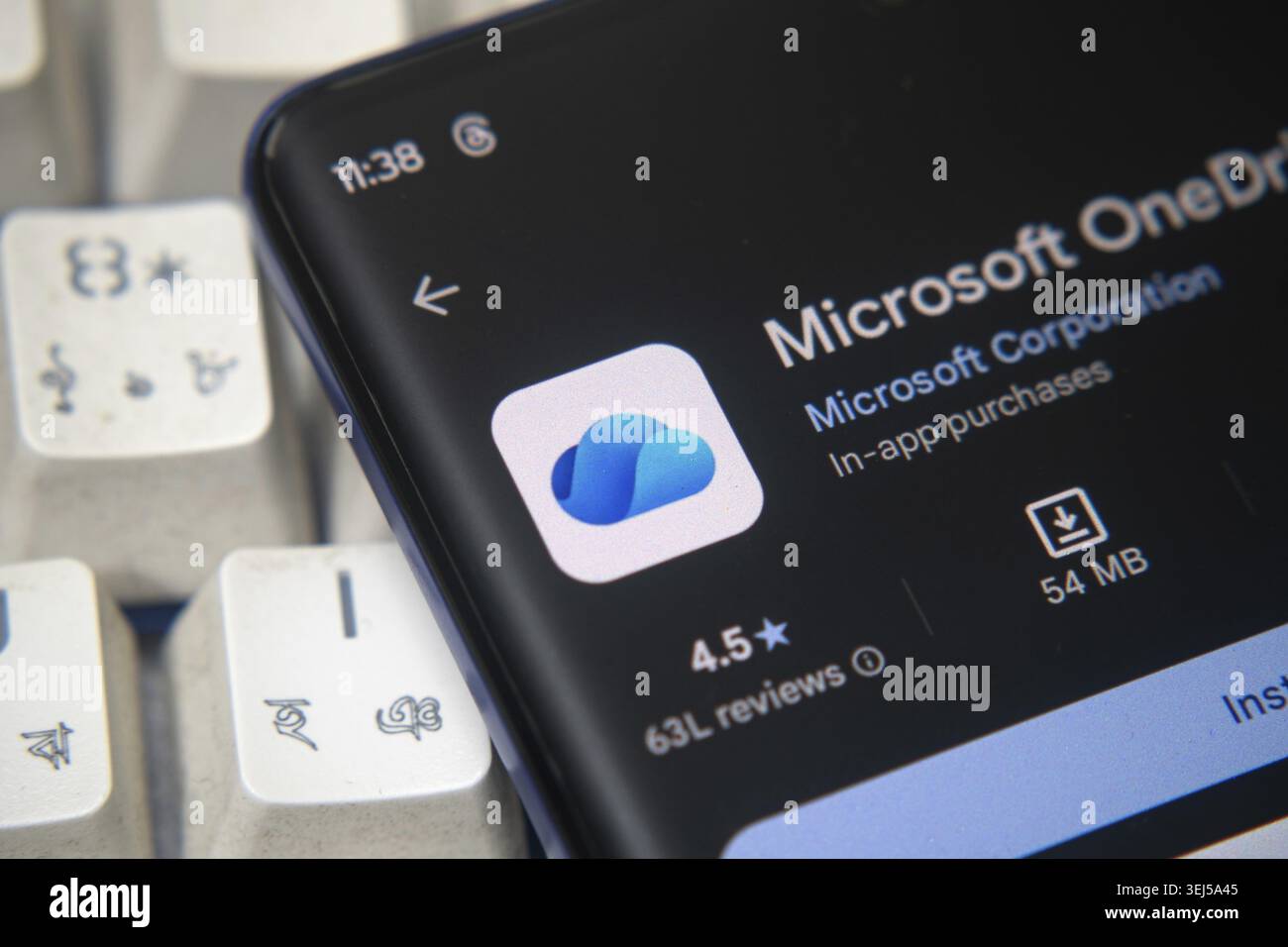 Dhaka, Bangladesh 26 décembre 2025 : smartphone avec le logo Microsoft OneDrive. Service d'hébergement de fichiers et service de synchronisation exploité par Microsoft Banque D'Images