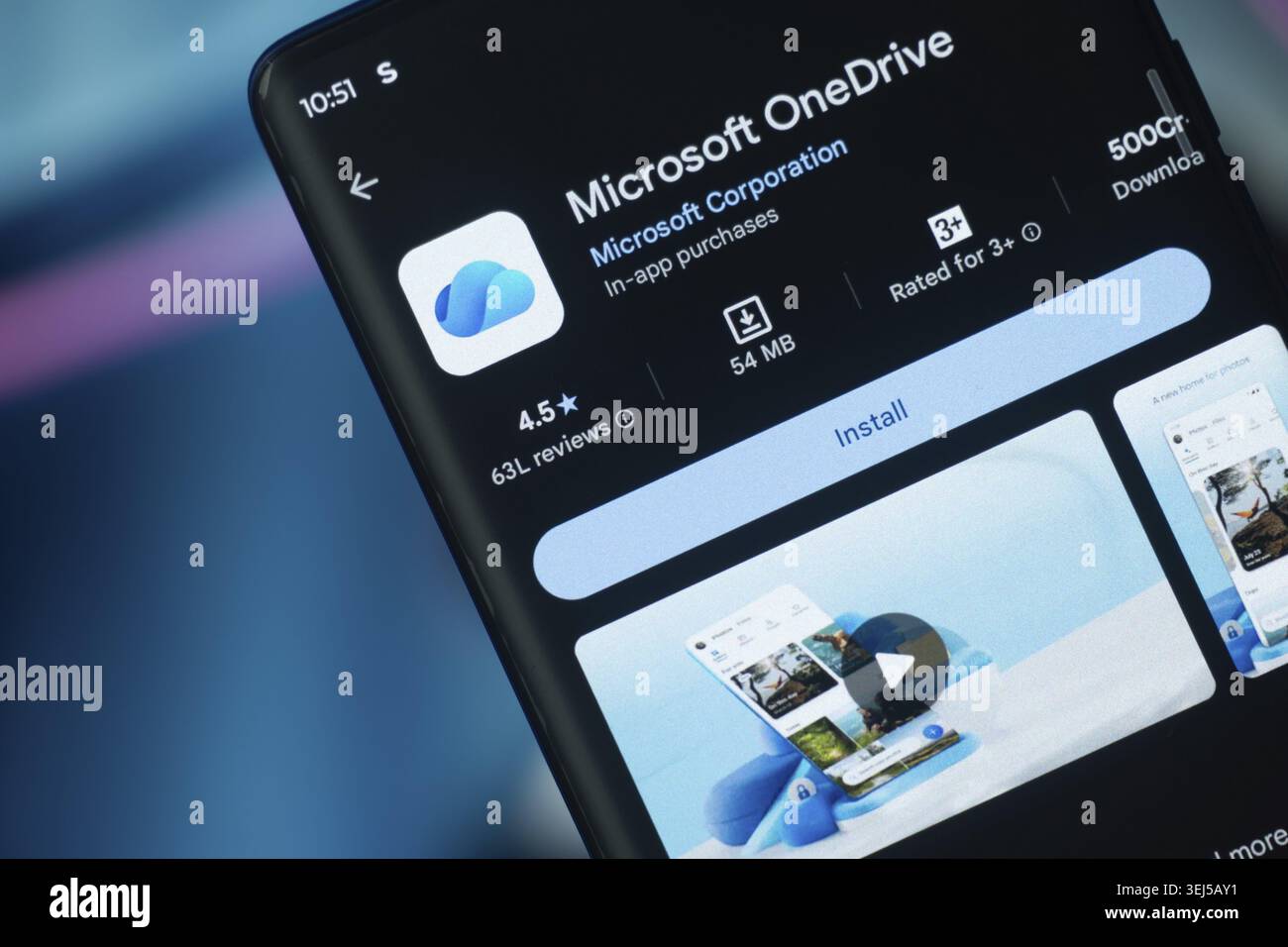 Dhaka, Bangladesh 26 décembre 2025 : smartphone avec le logo Microsoft OneDrive. Service d'hébergement de fichiers et service de synchronisation exploité par Microsoft Banque D'Images