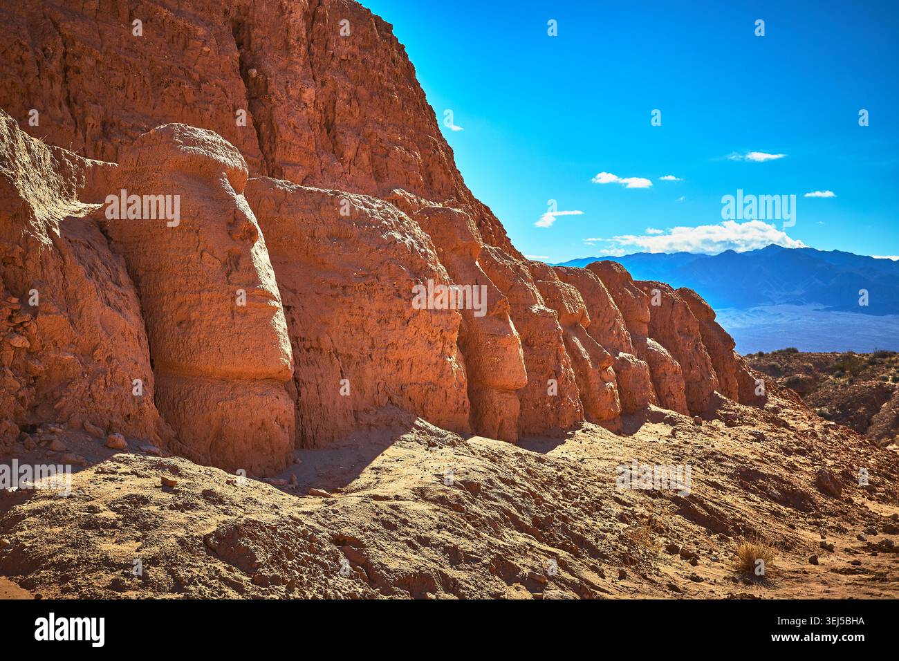 Sculptures rocheuses de Little Mount Rushmore dans le désert du Nevada avec paysage de montagne lointain Banque D'Images