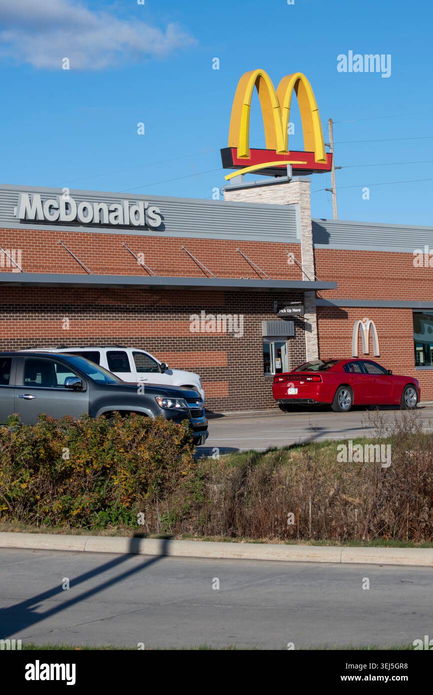 Clear Lake, Iowa. Les gens qui font la queue pour aller chercher de la nourriture au restaurant McDonald's. Banque D'Images