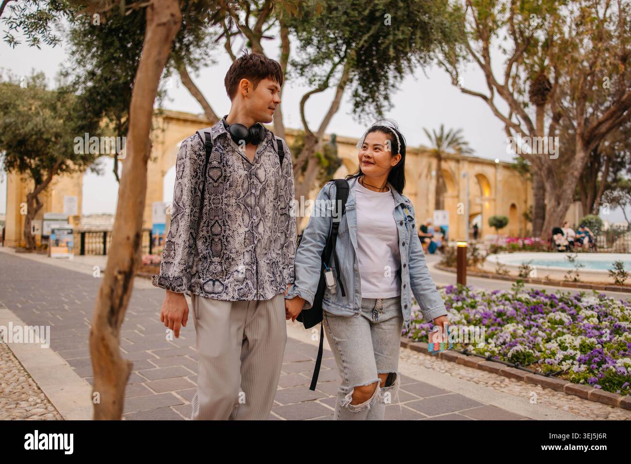 Portrait d'un couple profitant de leur voyage romantique Banque D'Images
