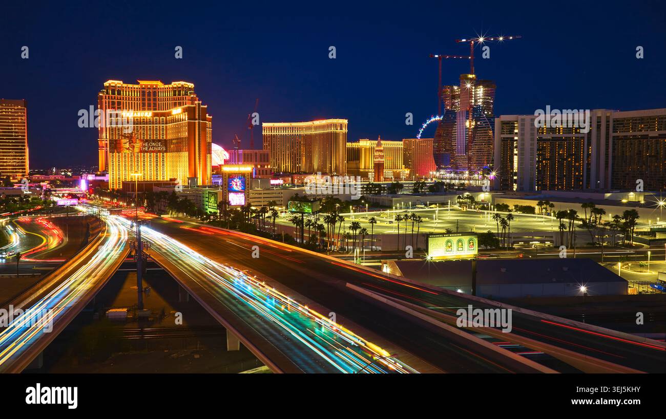 Panorama nocturne aérien du Strip de Las Vegas avec grands sentiers de voitures à roues et lumières de la ville Banque D'Images