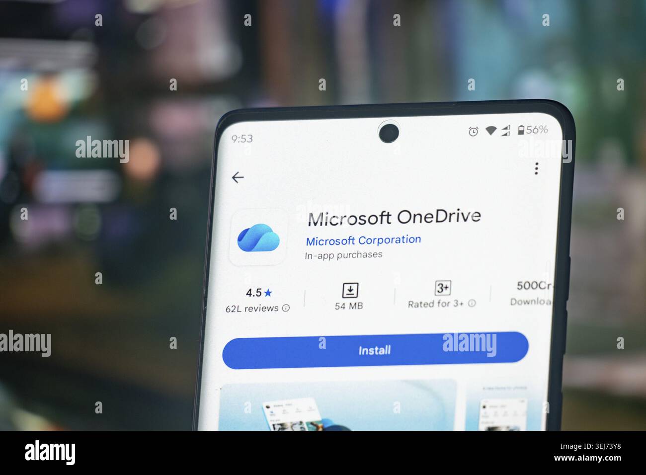 Dhaka, Bangladesh 26 décembre 2025 : smartphone avec le logo Microsoft OneDrive. Service d'hébergement de fichiers et service de synchronisation exploité par Microsoft Banque D'Images