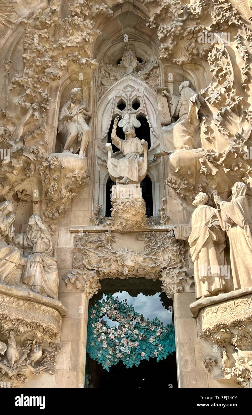 Barcelone, Espagne - 23 avril 2026 : sculptures religieuses en pierre décorent la façade de la Sagrada Familia. - Image de stock capturée avec un smartphone