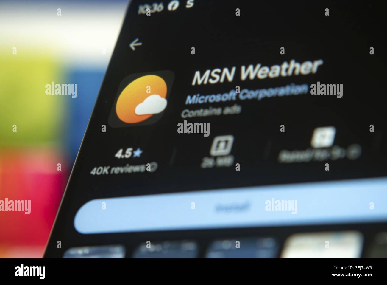 Dhaka, Bangladesh 07 Déc 2025:logo MSN avec un papillon coloré sur un écran de smartphone Banque D'Images