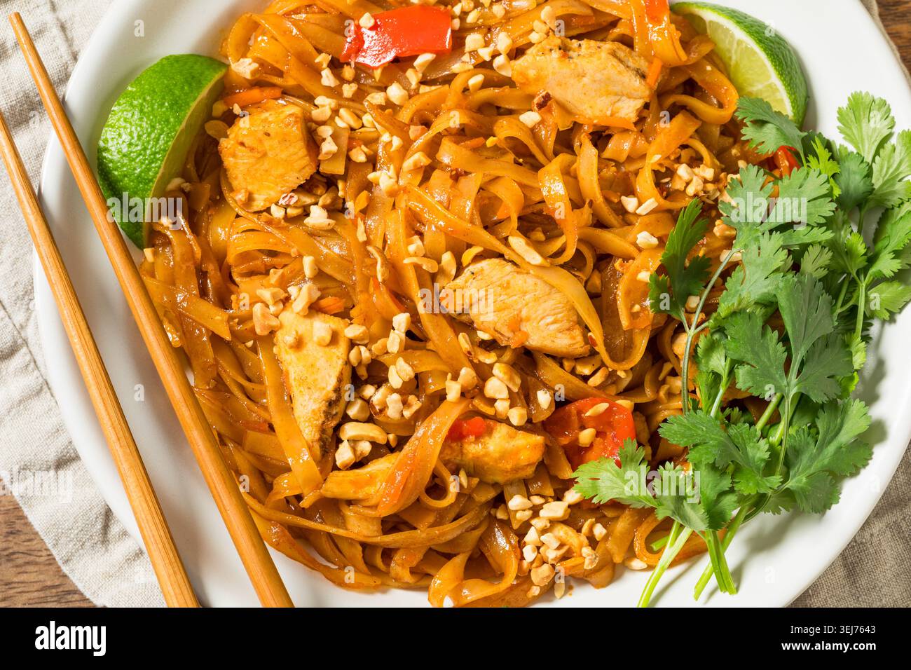 Coussin de poulet asiatique maison thaïlandais avec coriandre et citron vert Banque D'Images
