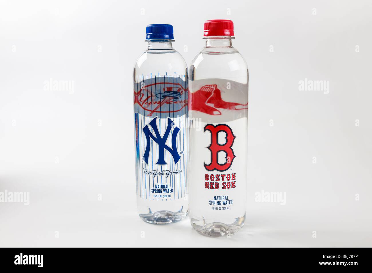 Deux bouteilles d'eau avec des dessins des équipes de baseball des New York Yankees et des Boston Red Sox sur fond neutre. Banque D'Images