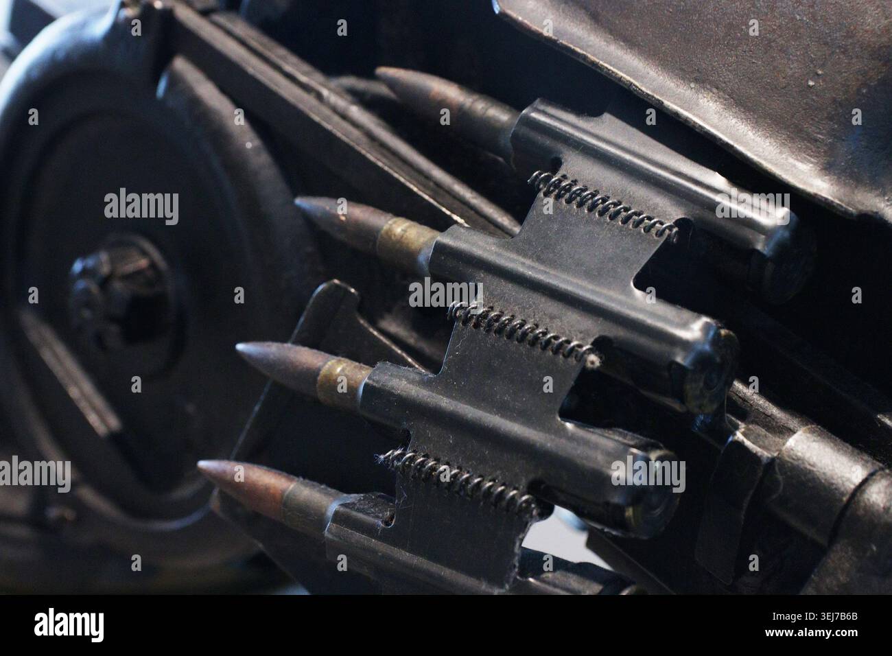 Gros plan d'une mitrailleuse lourde avec un grand nombre de munitions. C'est une mitrailleuse, et les balles sont disposées en rangée. Banque D'Images