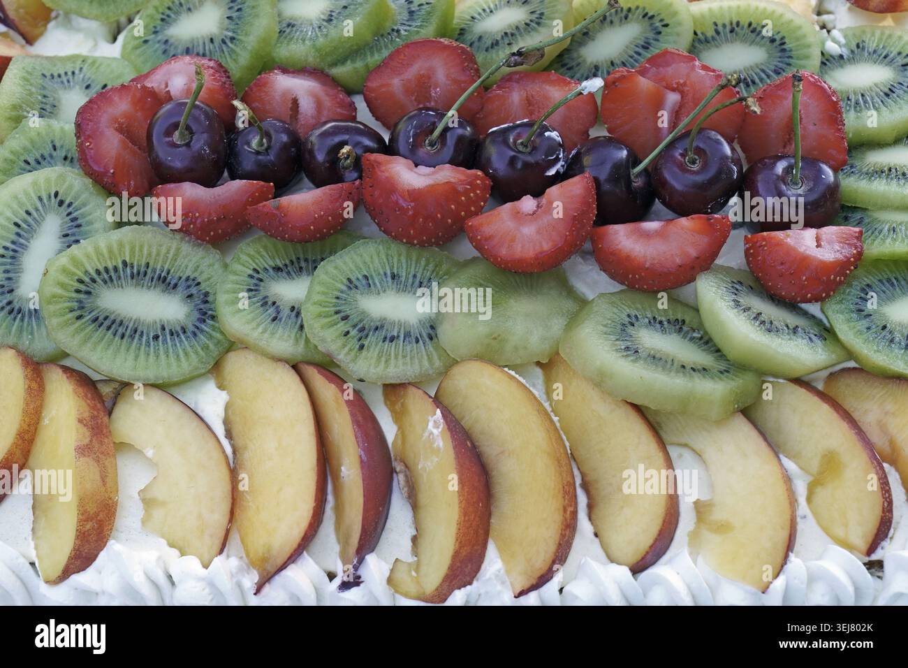 détail d'un gâteau délicat et délicieux décoré de fruits de saison Banque D'Images