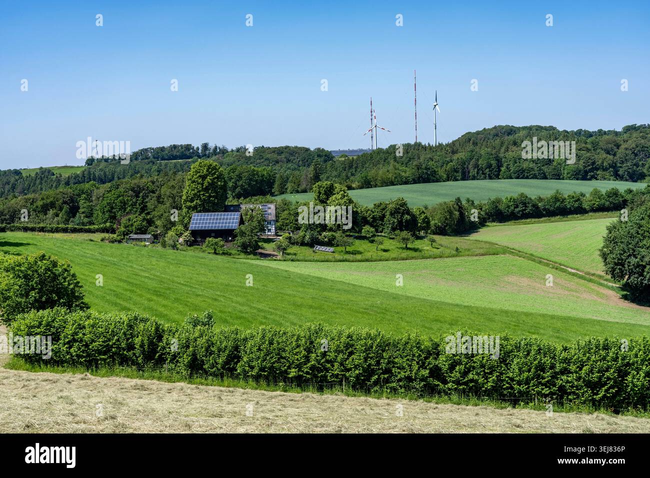 Paysage dans l'Elfringhauser Schweiz, au-dessus de la vallée de Deilbach, vue sur le Langenberger Sender, bâtiment avec un système de panneaux solaires sur le toit, PA Banque D'Images
