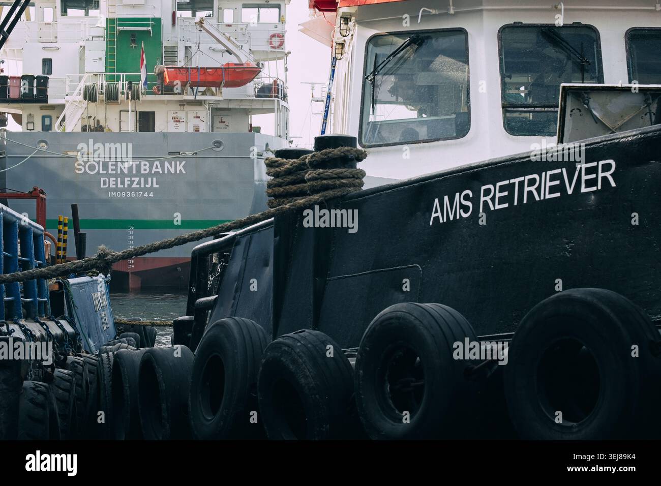 Le petit remorqueur AMS Retriever et le cargo Solentbank accostent au port de Pembroke. Banque D'Images