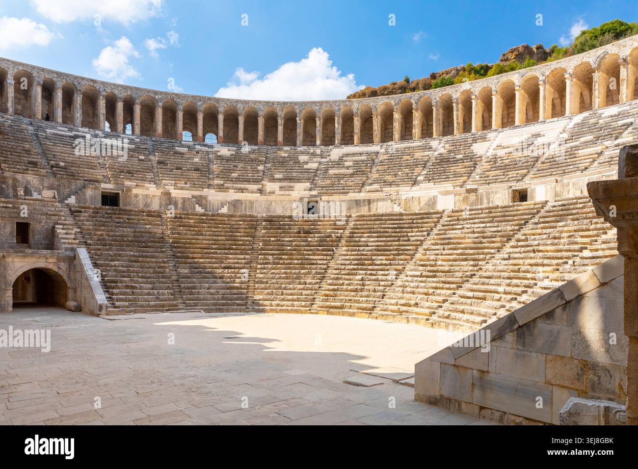 Vue sur l'ancien amphithéâtre Aspendos près de la ville d'Antalya Banque D'Images