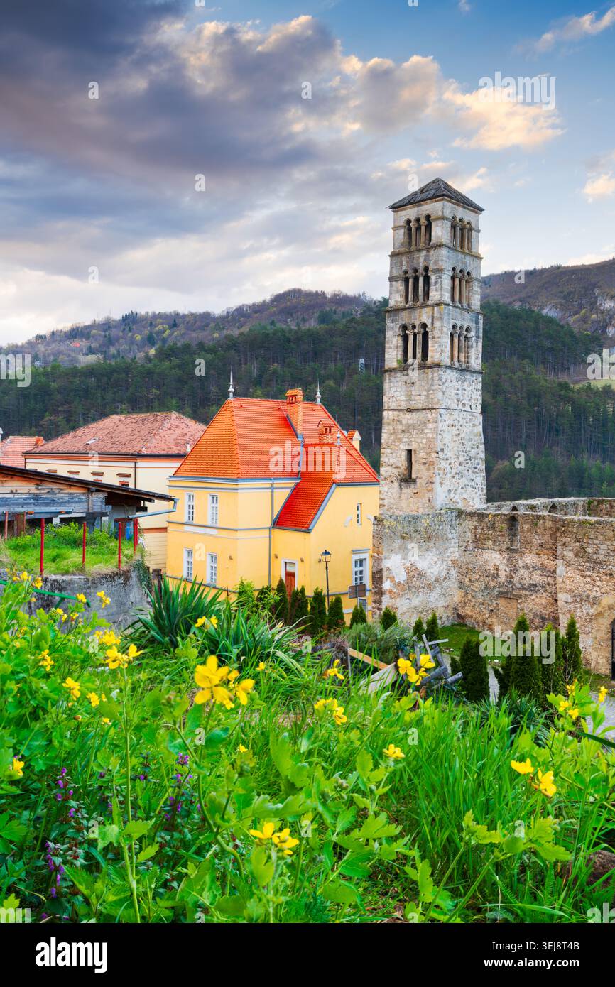 Jajce, Bosnie-Herzégovine au clocher de Saint Luc à l’heure dorée. Banque D'Images