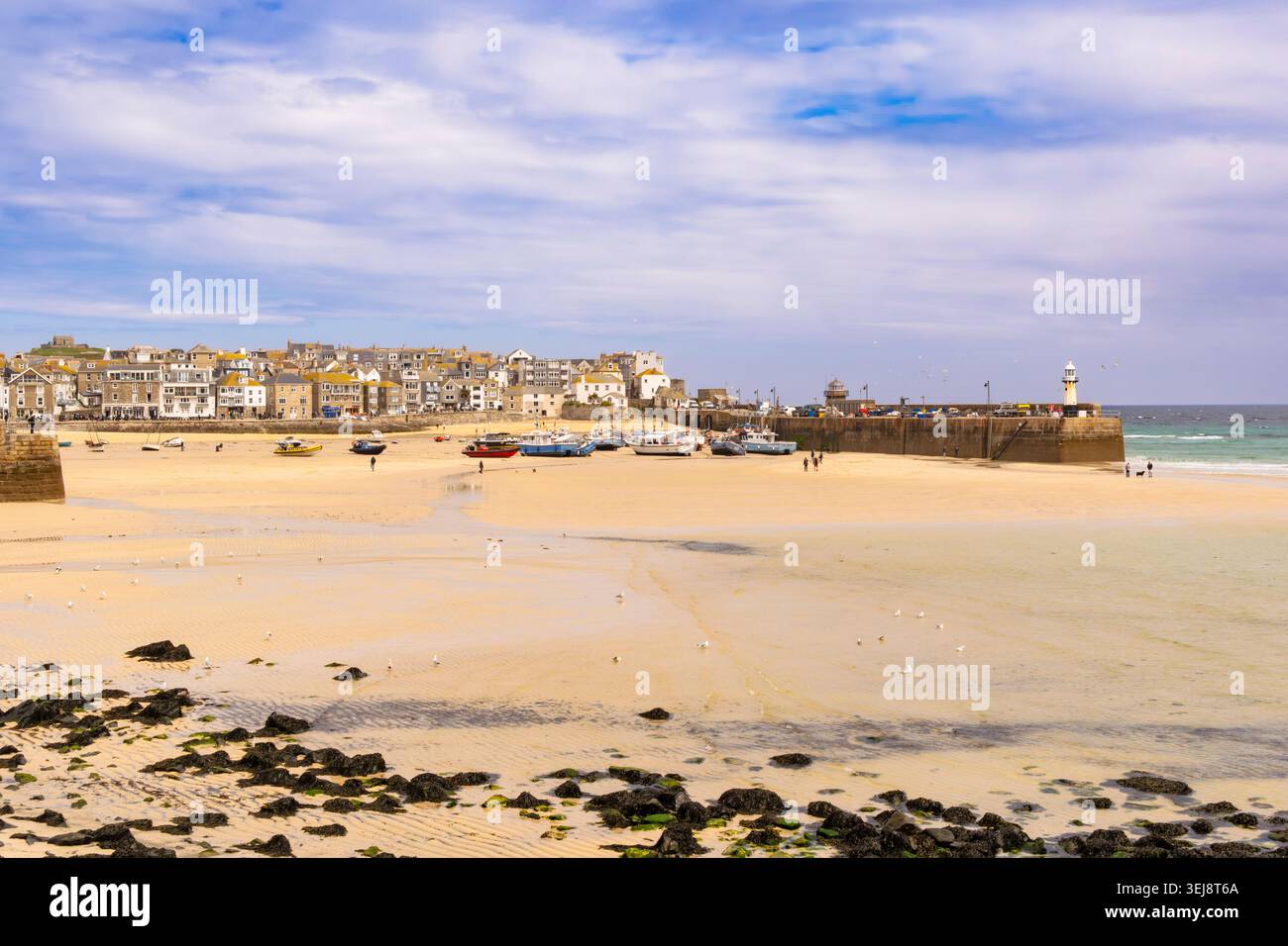 Vue sur la plage de sable jusqu'au port et à la jetée de Smeaton à marée basse. St Ives, Cornouailles, Angleterre, Royaume-Uni, Grande-Bretagne Banque D'Images