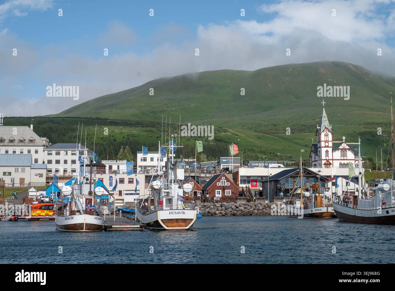 Husavik Islande le 6 juillet. 2025 : bateaux dans le port de la ville par une journée ensoleillée d'été Banque D'Images