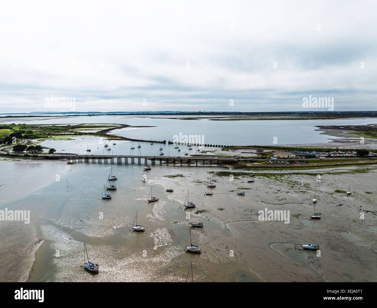 Pont et quai à l'île Hayling d'un dron à marée basse, Havant, Hampshire, Angleterre Banque D'Images