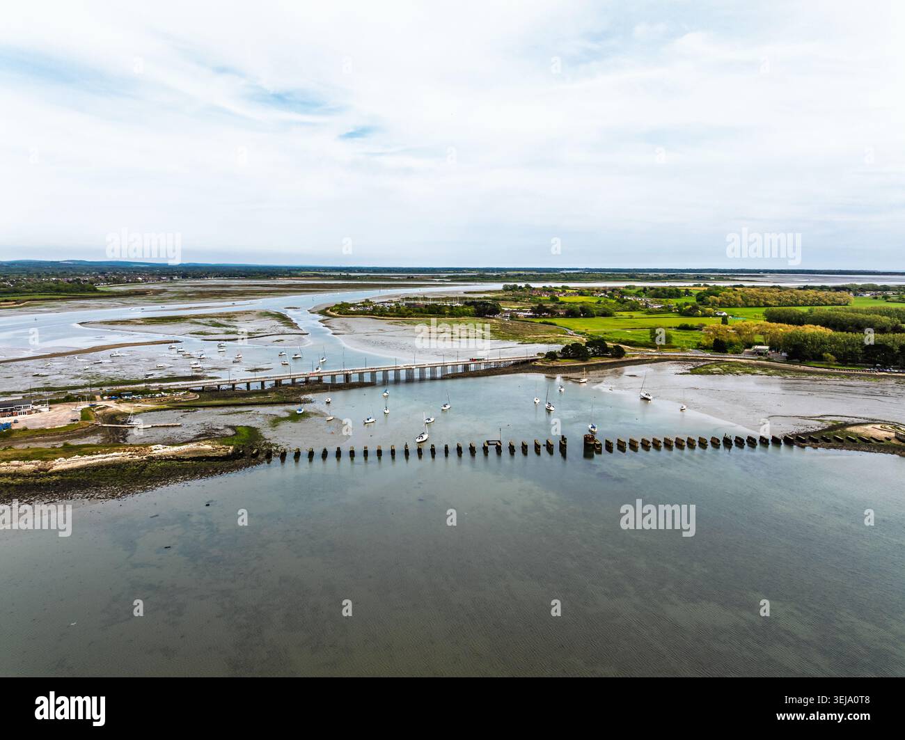 Pont et quai à l'île Hayling d'un dron à marée basse, Havant, Hampshire, Angleterre Banque D'Images