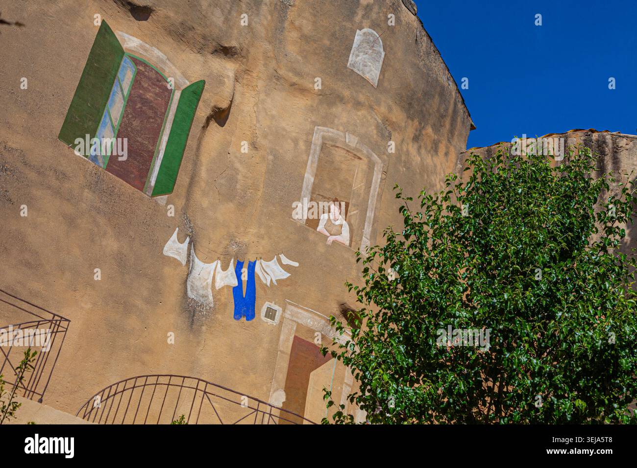 Murale peinte à l'extrémité d'un grand bâtiment à L'isle sur la Sorgue Provence France Banque D'Images