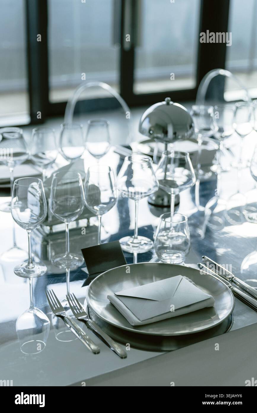 Table à manger de luxe avec verrerie élégante et décor moderne Banque D'Images