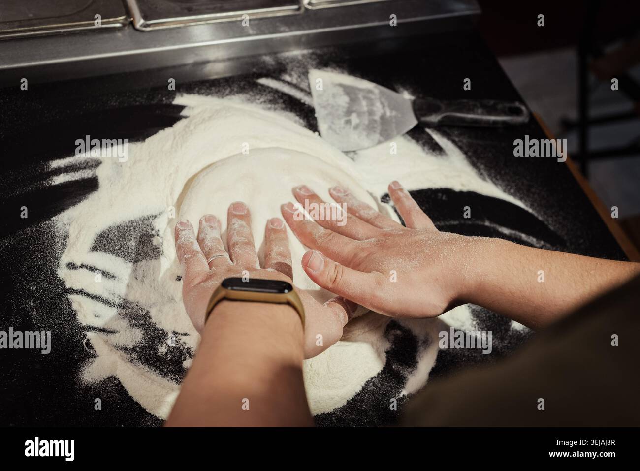 Procédé de fabrication et de cuisson de pizzas Banque D'Images