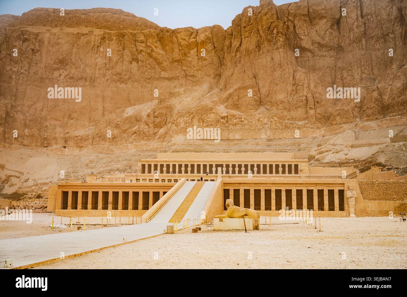 Vue panoramique sur le temple mortuaire emblématique de la reine Hatshepsout à Deir el-Bahari à Louxor, en Égypte. Le temple à colonnades à trois niveaux est dramatiquement carv Banque D'Images