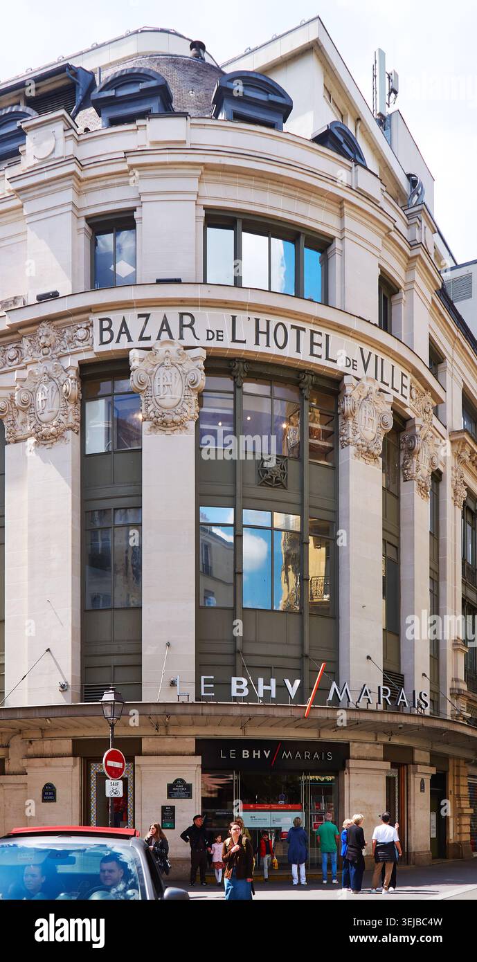 Paris, France - 08 mai 2026 : extérieur du grand magasin BHV Marais présentant une architecture détaillée et une grande signalisation avec des gens devant Banque D'Images