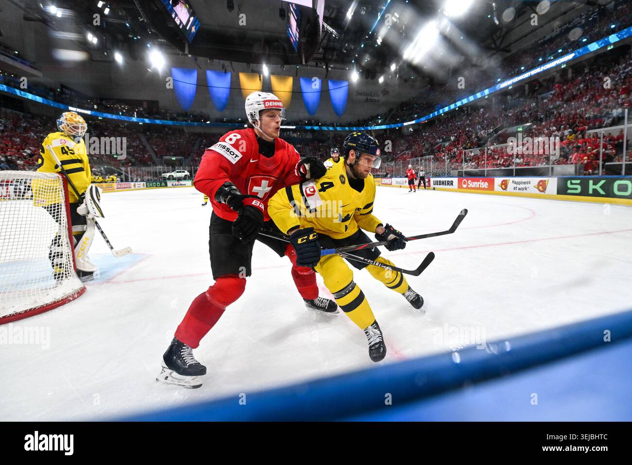 ZURICH, SUISSE - MAI 28 : Simon Knak, de Suisse, et Jacob Larsson, de Suède, dans une bataille pour la rondelle le long des planches lors du match de Suisse du Championnat mondial de hockey sur glace 2026 de l’IIHF entre la Suisse et la Suède au Swiss Life Arena le 28 mai 2026 à Zurich, Zurich. Banque D'Images
