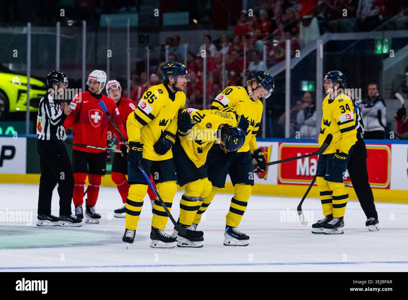 ZURICH, SUISSE - MAI 28 : Jacob de la Rose (Suède, 95) et Simon Holmstrom (Suède, 10) amènent le batteur Oskar Sundqvist (Suède, 70) de la glace lors des quarts de finale - match 59 entre la Suisse et la Suède au Championnat mondial de hockey sur glace 2026 de l'IIHF, Swiss Life Arena, le 28 mai 2026 à Zurich, Suisse. Banque D'Images