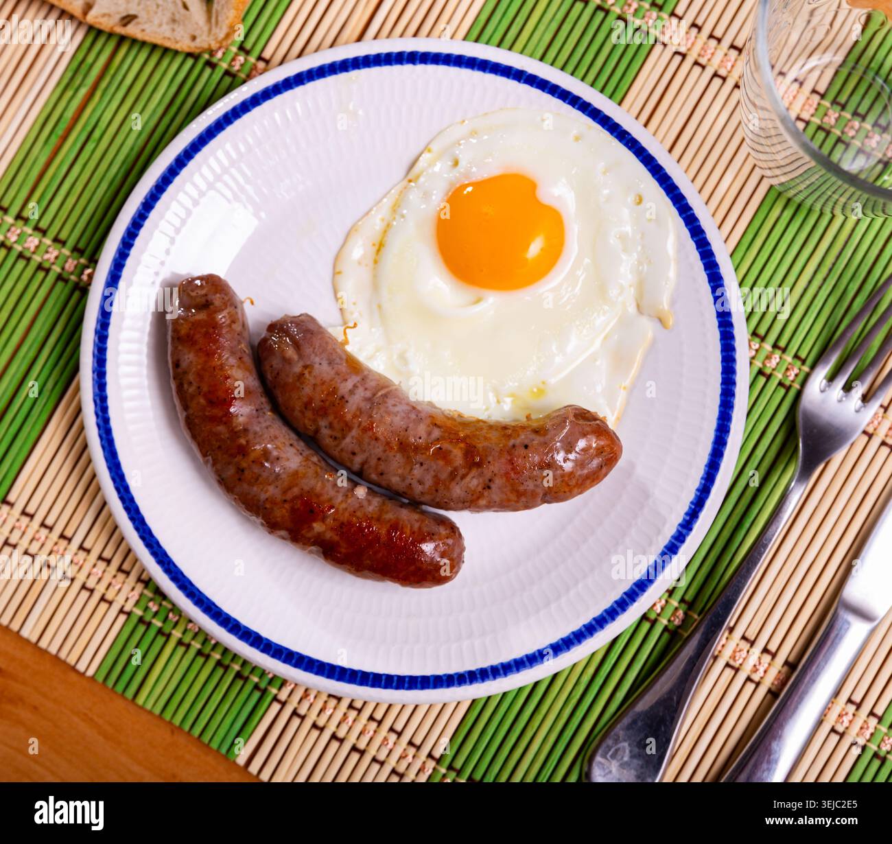 Petit déjeuner avec œufs ensoleillés et saucisses butifarra grillées Banque D'Images