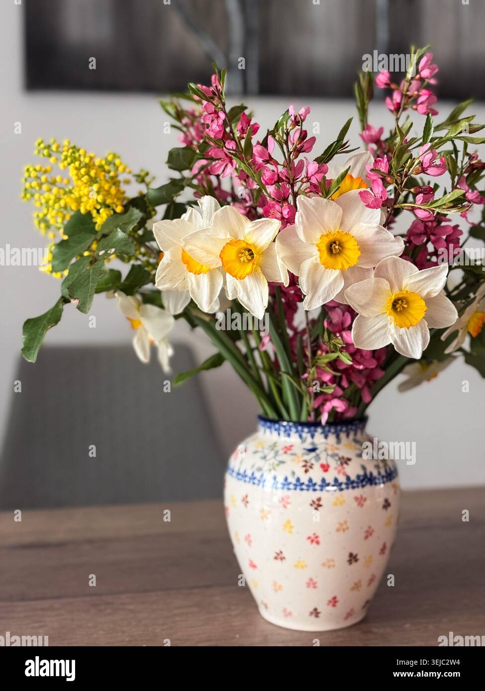 Bouquet de fleurs de printemps avec jonquilles dans un vase décoratif Banque D'Images