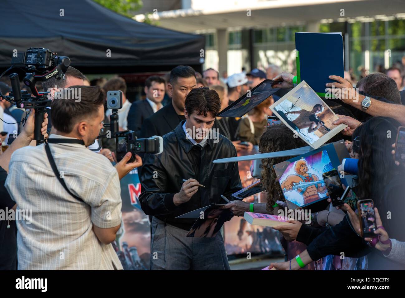 Nicholas Galitzine écrit des autographes premiers MAÎTRES allemands DE L'UNIVERS, Uber Platz, 28.5.26 Banque D'Images