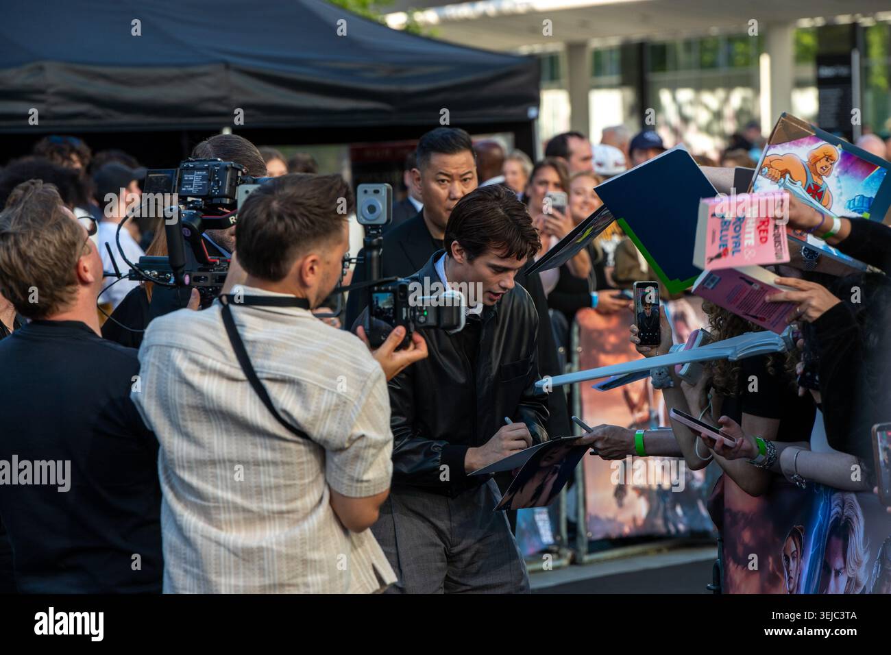 Nicholas Galitzine écrit des autographes premiers MAÎTRES allemands DE L'UNIVERS, Uber Platz, 28.5.26 Banque D'Images