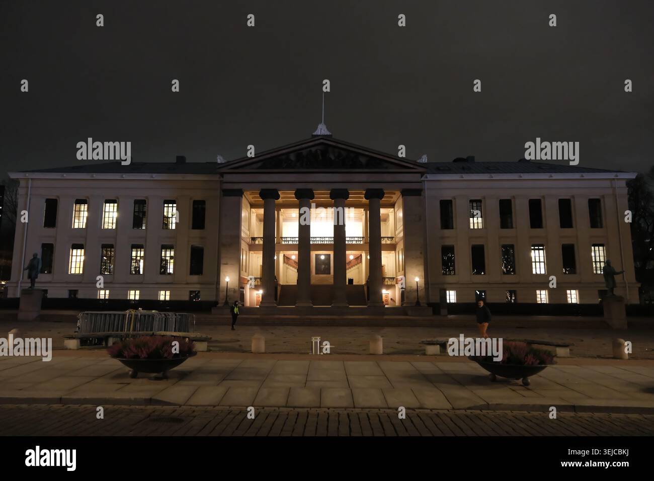 Oslo, Norvège-Nov.25th 2025 : bâtiment de la bibliothèque de droit de l'Université d'Oslo, Norvège la nuit Banque D'Images