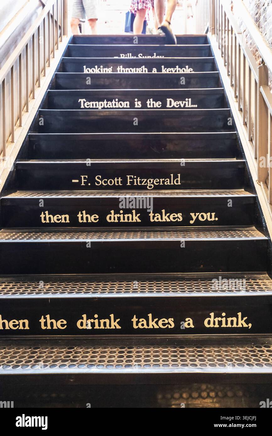 Les contremarches d'un escalier du musée affichent une citation de F. Scott Fitzgerald sur l'alcool et la tentation au American Prohibition Museum de Savannah, en Géorgie Banque D'Images
