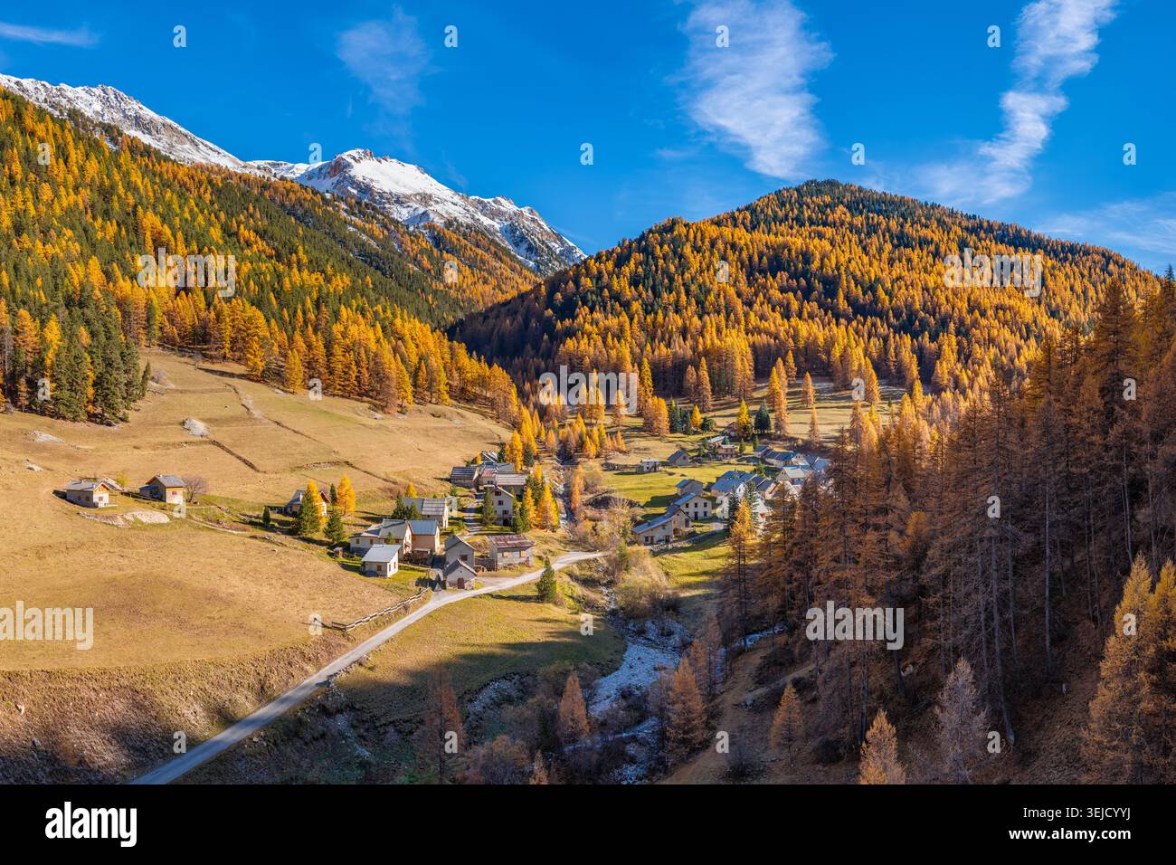 Village des Chalets des Ayes et forêts de mélèzes d'automne de la région Briançon, Hautes-Alpes, Alpes françaises (vue aérienne) Banque D'Images