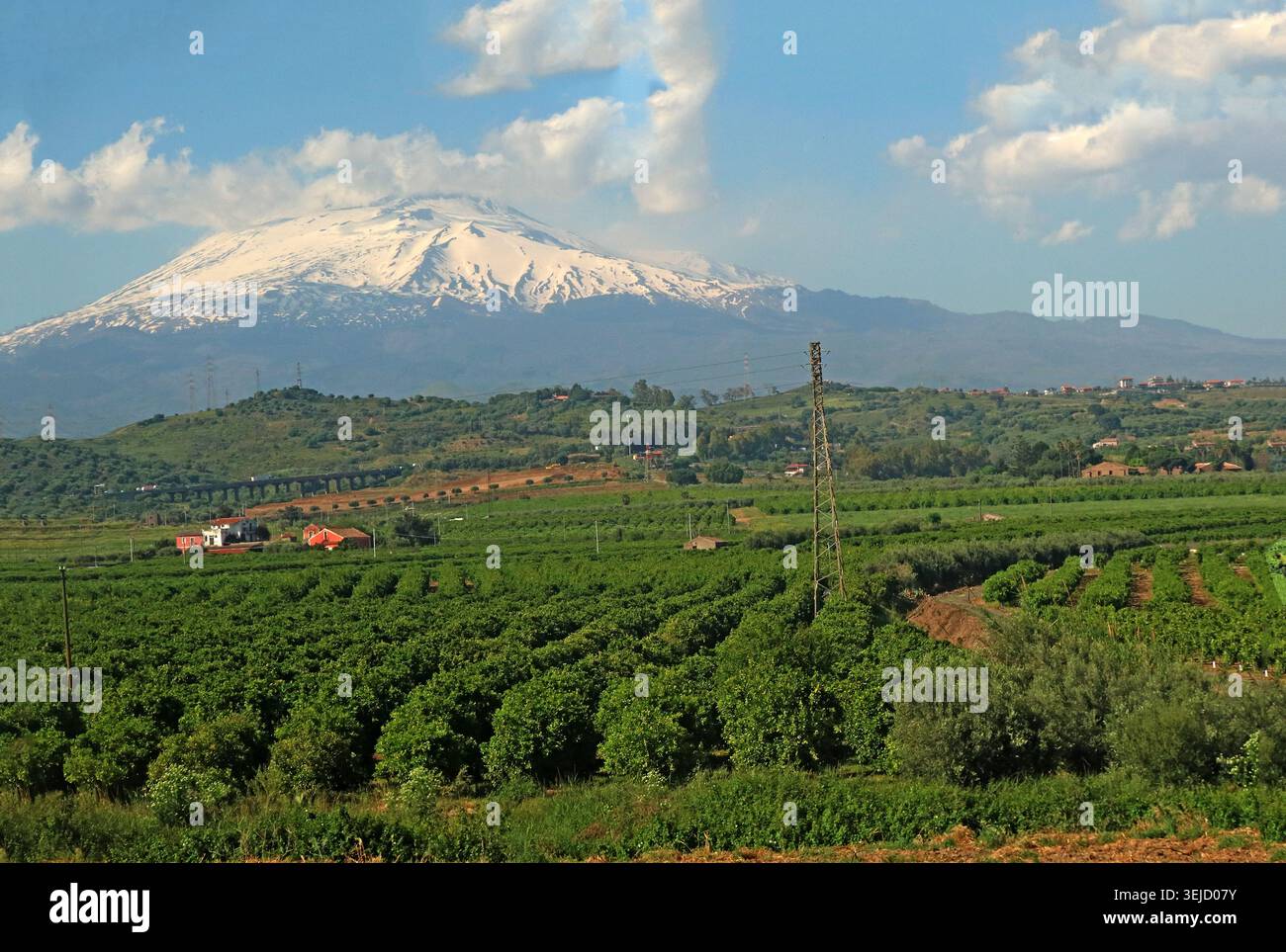 Mont Etna enneigé vu depuis la plaine de Catane près de l’aéroport de Catane, Sicile, Italie. Banque D'Images