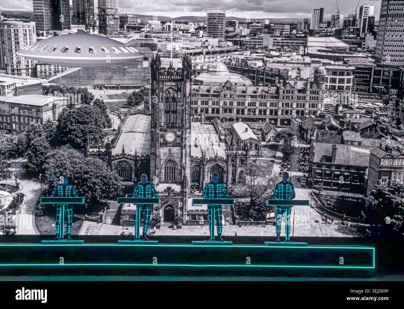 Illustration numérique de joueurs de synthé de style Kraftwerk avec une soucoupe volante au-dessus de la cathédrale de Manchester, pour le spectacle Manchester Apollo de mai 2026. Banque D'Images