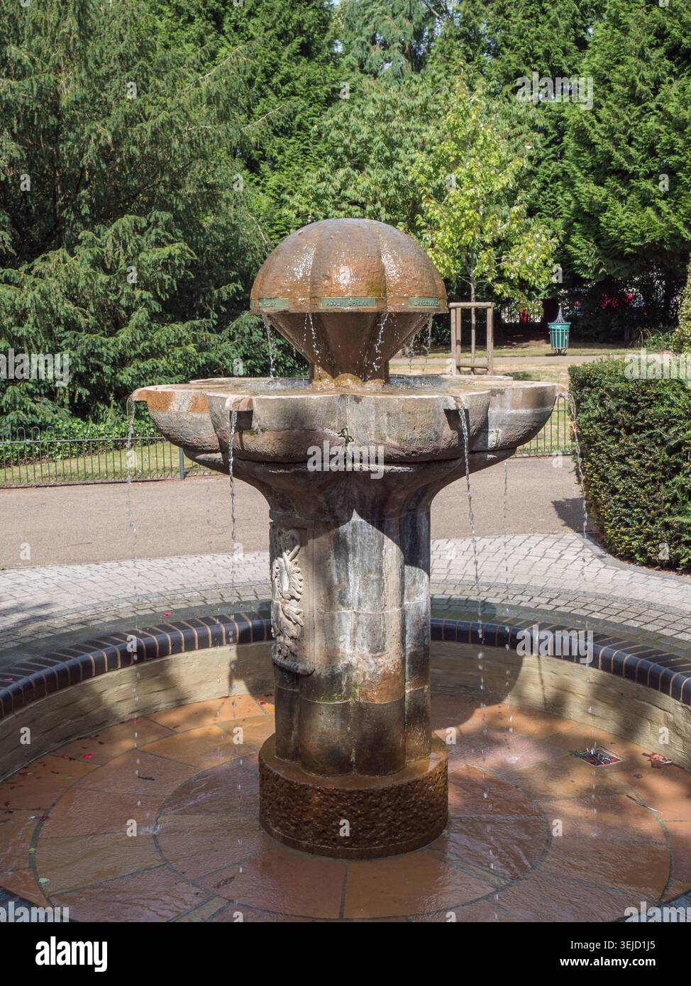 La fontaine commémorative tchécoslovaque (fontaine commémorative tchèque) dans les jardins Jepson, Royal Leamington Spa, Warwickshire, Angleterre. Banque D'Images